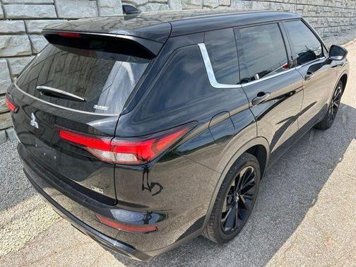 Labrador Black Pearl 2023 Mitsubishi Outlander SE Black Edition