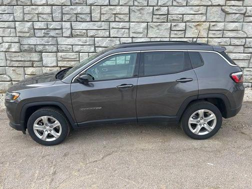 Granite Crystal Clearcoat Metallic 2023 Jeep Compass Latitude