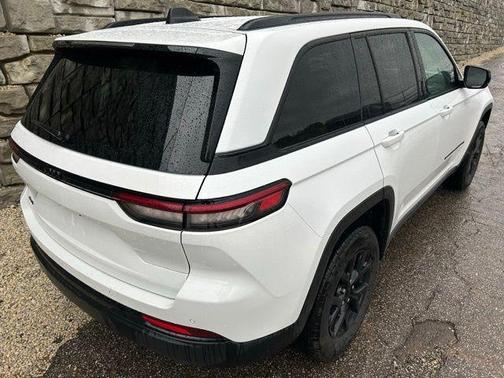 Bright White Clearcoat 2025 Jeep Grand Cherokee Laredo