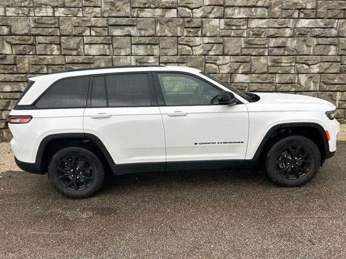 Bright White Clearcoat 2025 Jeep Grand Cherokee Laredo