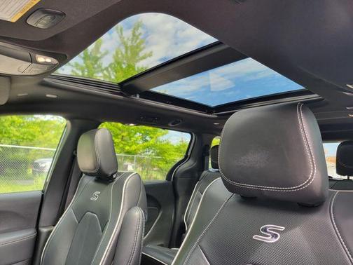 Bright White Clearcoat 2023 Chrysler Pacifica Limited