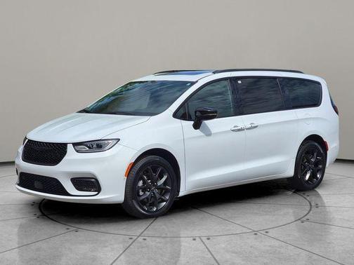 Bright White Clearcoat 2023 Chrysler Pacifica Limited