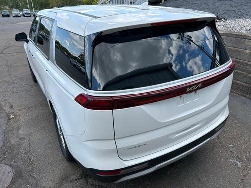 2023 Kia Carnival LX