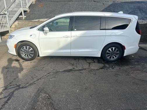 2022 Chrysler Pacifica Hybrid Touring L