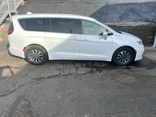 2022 Chrysler Pacifica Hybrid Touring L