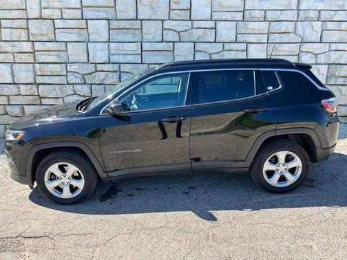 Diamond Black 2022 Jeep Compass Latitude