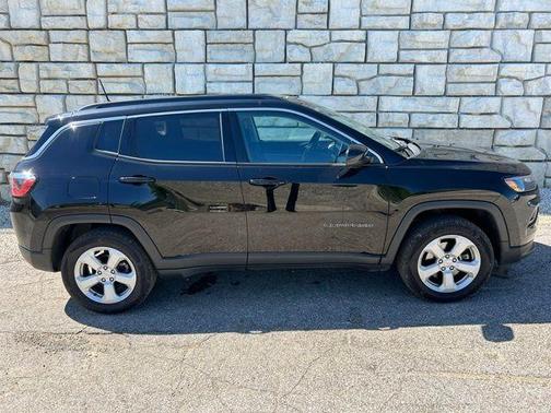 Diamond Black 2022 Jeep Compass Latitude