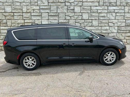 Brilliant Black Crystal Pearlcoat 2021 Chrysler Voyager LXI