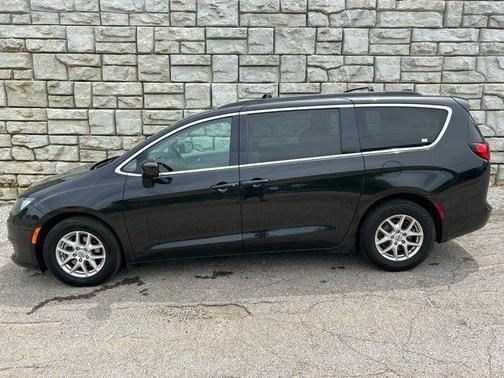 Brilliant Black Crystal Pearlcoat 2021 Chrysler Voyager LXI