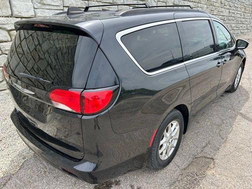 Brilliant Black Crystal Pearlcoat 2021 Chrysler Voyager LXI