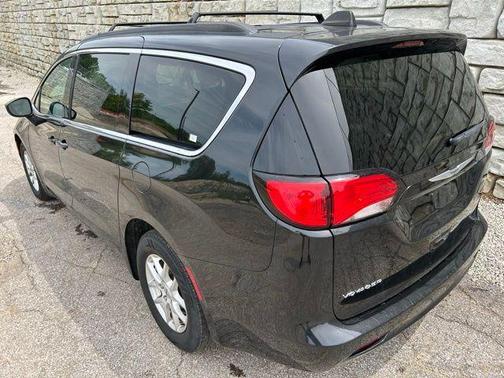 Brilliant Black Crystal Pearlcoat 2021 Chrysler Voyager LXI