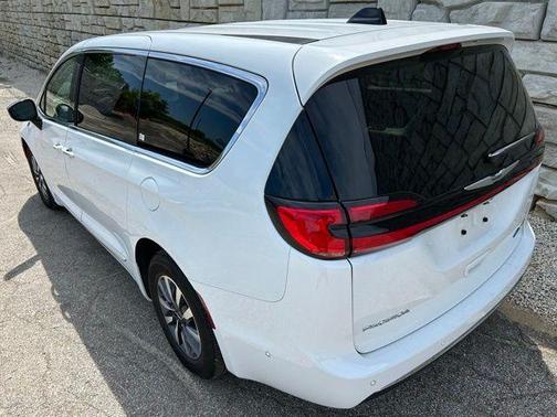 Bright White Clearcoat 2023 Chrysler Pacifica Hybrid Limited