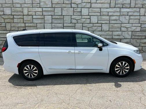 Bright White Clearcoat 2023 Chrysler Pacifica Hybrid Limited