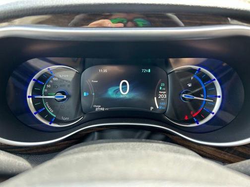 Bright White Clearcoat 2023 Chrysler Pacifica Hybrid Limited