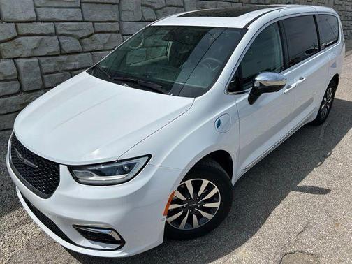 Bright White Clearcoat 2023 Chrysler Pacifica Hybrid Limited