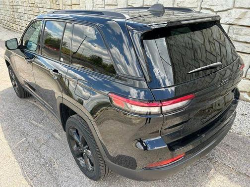 Diamond Black 2024 Jeep Grand Cherokee Laredo
