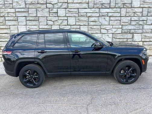 Diamond Black 2024 Jeep Grand Cherokee Laredo