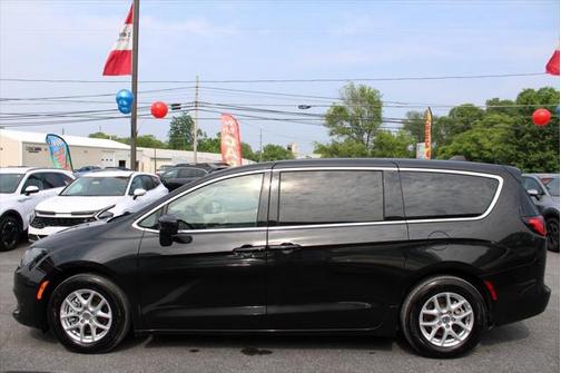 2022 Chrysler Voyager LX