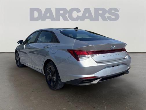 Shimmering Silver Pearl 2022 Hyundai ELANTRA SEL