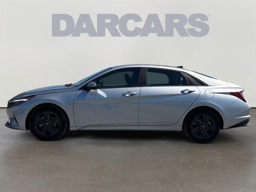 Shimmering Silver Pearl 2022 Hyundai ELANTRA SEL
