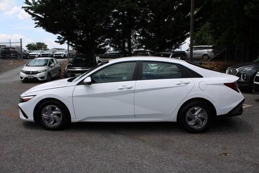 2024 Hyundai ELANTRA SE