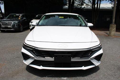 2024 Hyundai ELANTRA SE