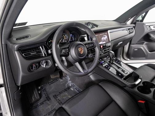 2025 Porsche Macan T