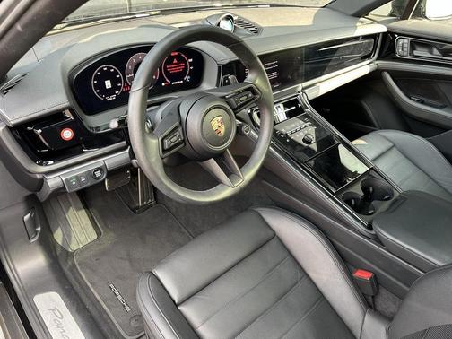 2025 Porsche Panamera 4