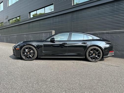 2025 Porsche Panamera 4