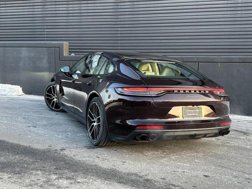 2023 Porsche Panamera 4 Platinum Edition