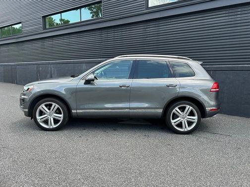 Canyon Gray Metallic 2016 Volkswagen Touareg VR6 Executive