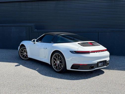 Carrara White Metallic 2022 Porsche 911 Targa 4S