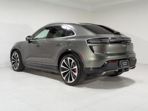 2024 Porsche Macan Turbo