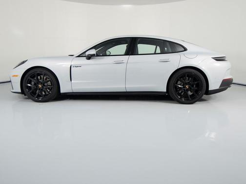 2026 Porsche Panamera 4