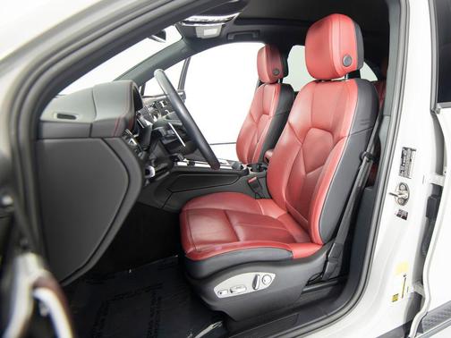 Chalk 2025 Porsche Macan Macan