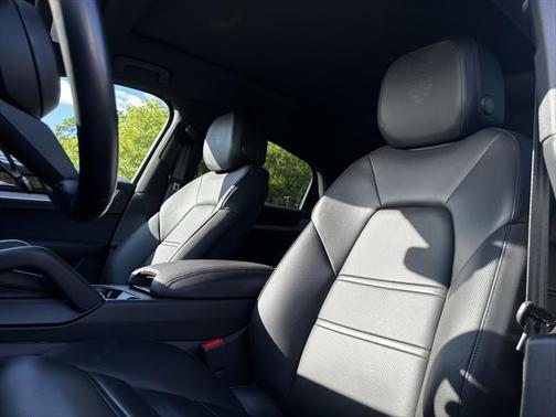 2024 Porsche Cayenne Base (Tiptronic)