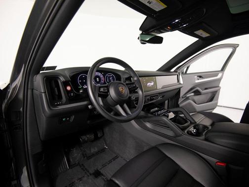 2024 Porsche Cayenne Base (Tiptronic)