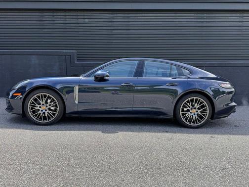 Night Blue Metallic 2023 Porsche Panamera 4 Platinum Edition