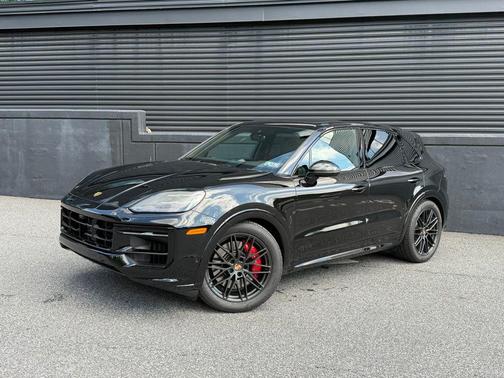 Chromite Black Metallic 2025 Porsche Cayenne GTS