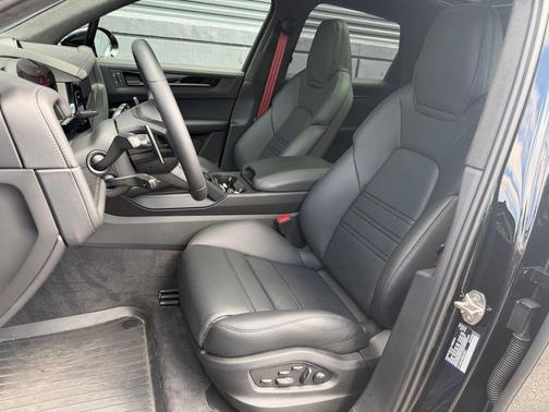 Chromite Black Metallic 2025 Porsche Cayenne GTS