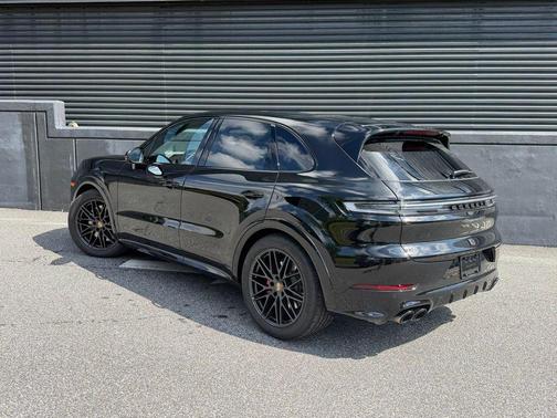 Chromite Black Metallic 2025 Porsche Cayenne GTS