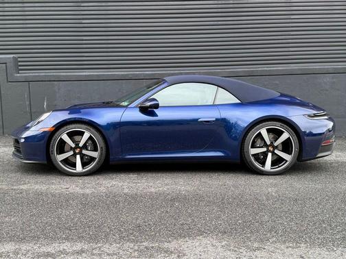 Gentian Blue Metallic 2026 Porsche 911 Carrera