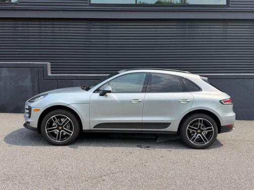 Dolomite Silver Metallic 2021 Porsche Macan Macan