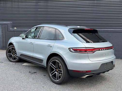 Dolomite Silver Metallic 2021 Porsche Macan Macan
