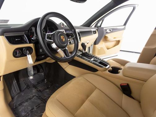 2017 Porsche Macan Base (PDK)