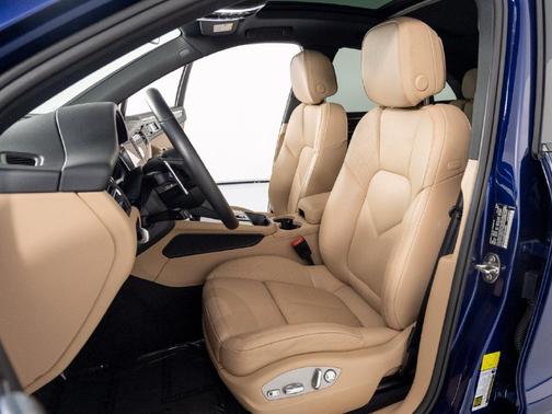 Gentian Blue Metallic 2026 Porsche Macan Macan