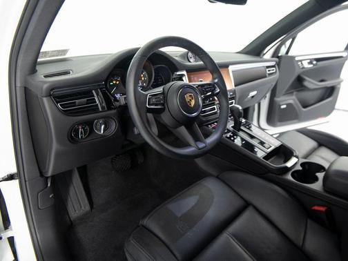 2025 Porsche Macan T