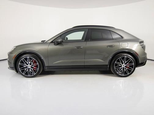 2025 Porsche Macan Turbo