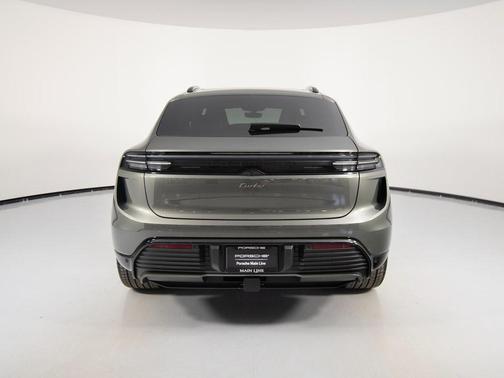 2025 Porsche Macan Turbo