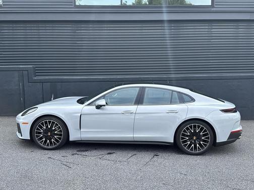 2025 Porsche Panamera 4